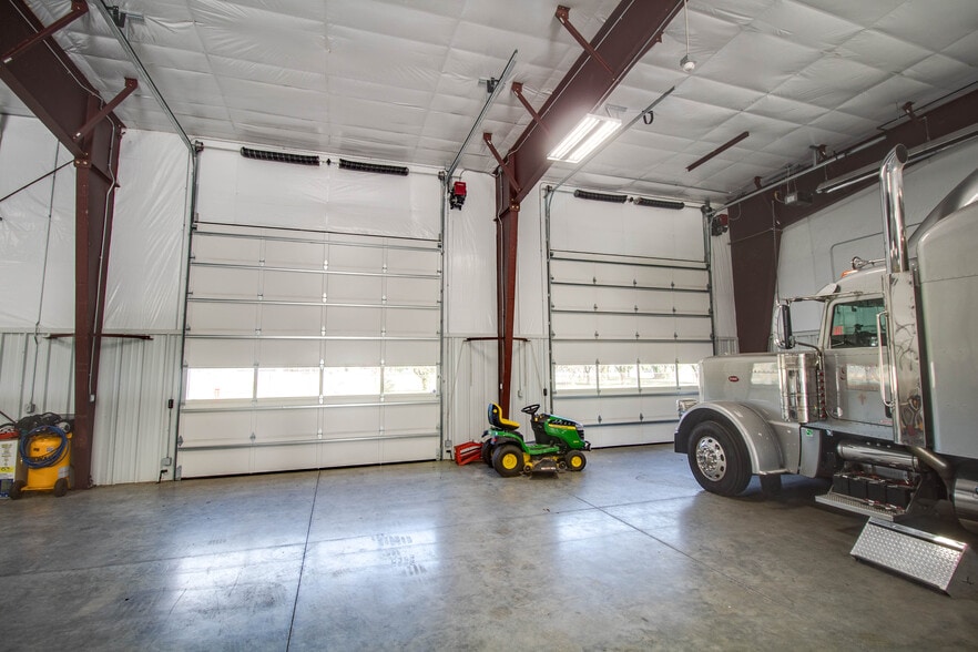 More Photos Of 300 Rou des Chateaux, Bethalto Parking Garage For Sale