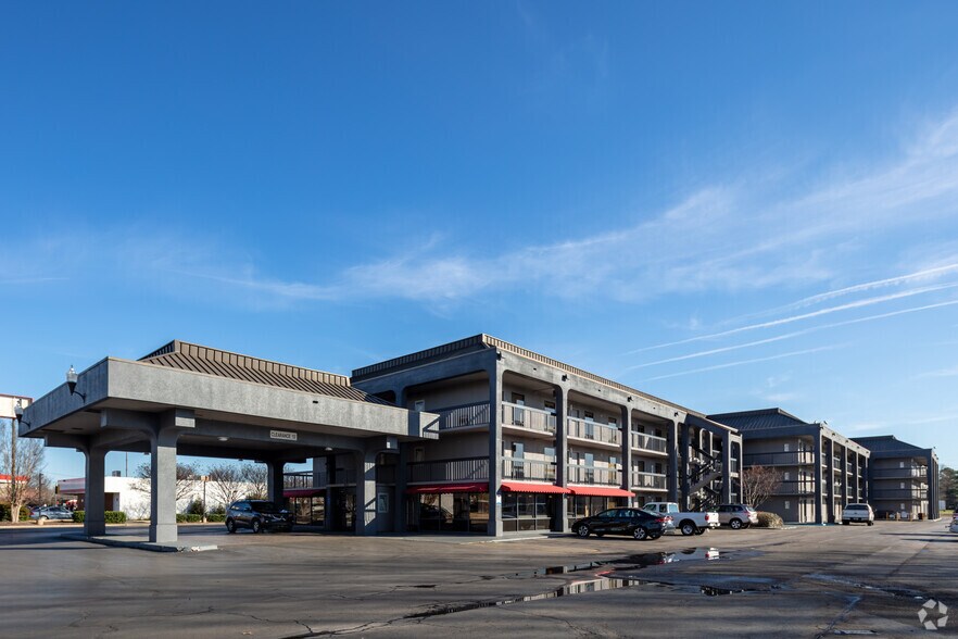 Primary Photo Of 4815 University Dr NW, Huntsville Hotel For Sale