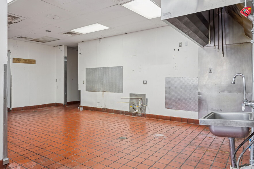More Photos Of 6620 E Dr Martin Luther King Jr Blvd, Tampa Fast Food For Lease