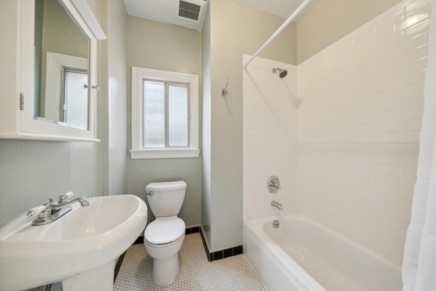 More Photos Of 309 63rd St, Oakland Apartments For Sale