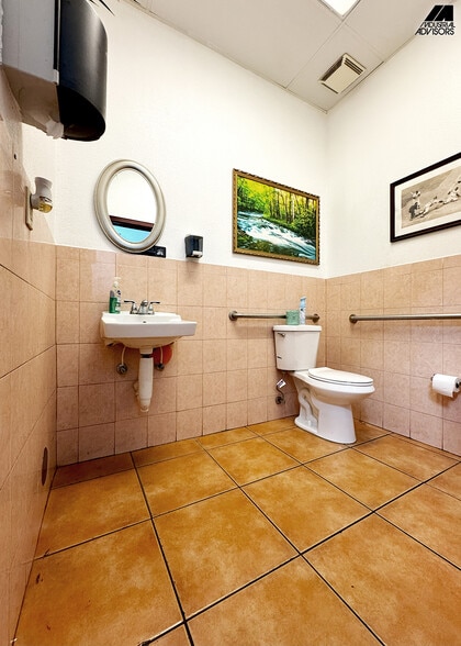 More Photos Of 4960 NW 165th St, Miami Warehouse For Sale