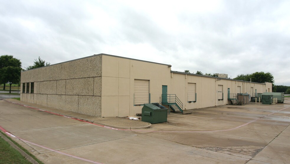 More Photos Of 2101-2115 E Division St, Arlington Flex For Lease