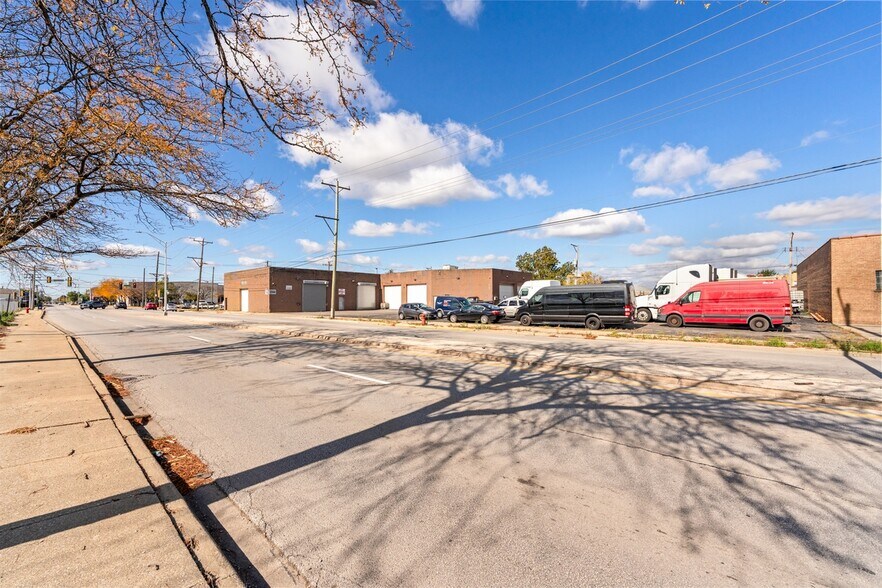 More Photos Of 5944 W 65th St, Chicago Service For Sale