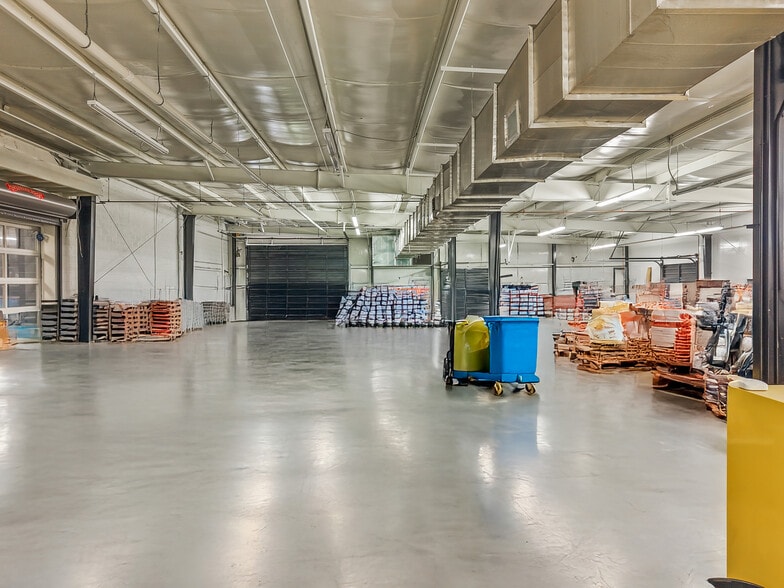 More Photos Of 4827 Gate City Blvd, Greensboro Showroom For Sale