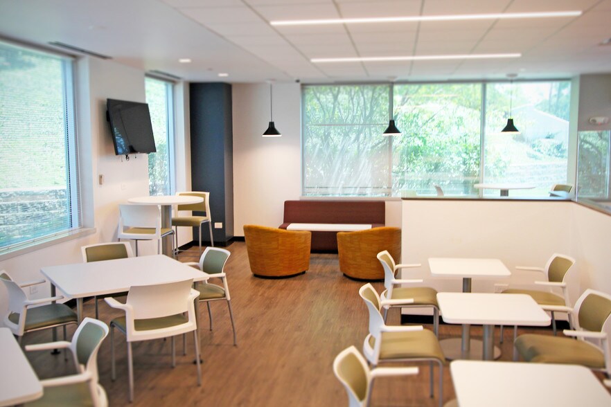 More Photos Of 3000 Lakeside Dr, Bannockburn Office For Lease