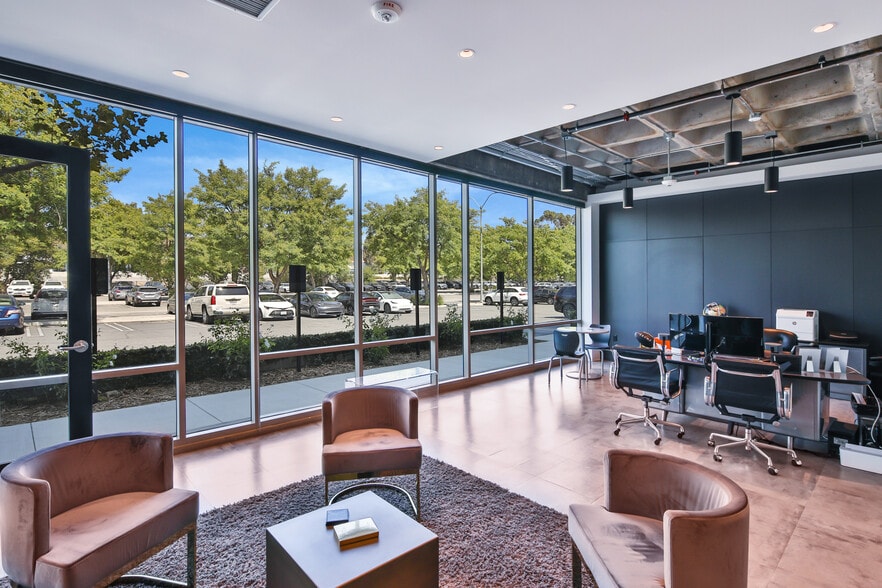 More Photos Of 2625 Townsgate Rd, Westlake Village Office For Lease