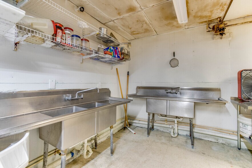 More Photos Of 2915 Market St, Baytown General Retail For Sale