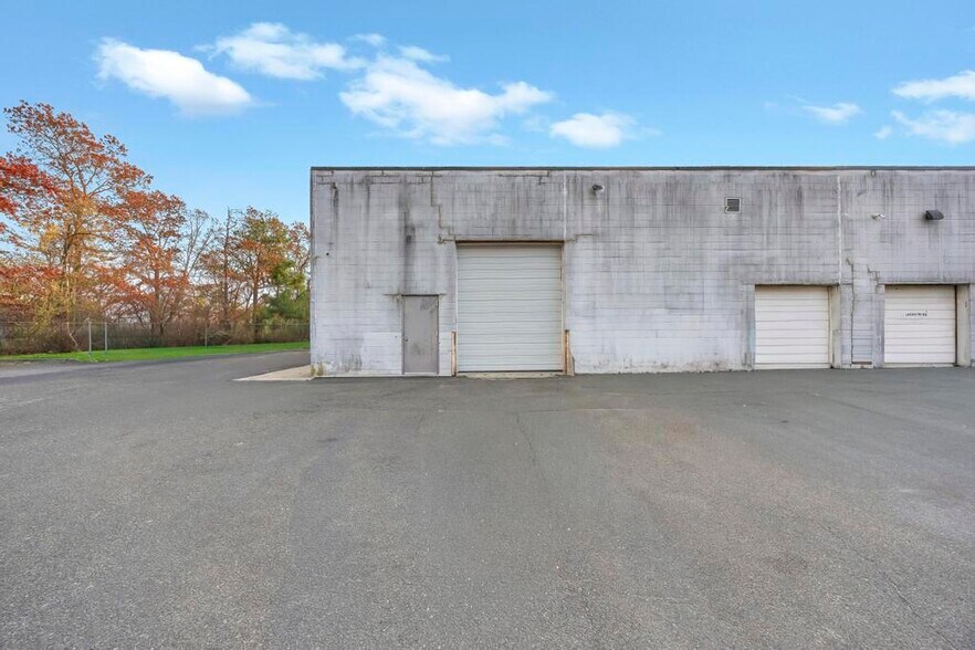 More Photos Of 2231 Fifth Ave, Ronkonkoma Warehouse For Lease
