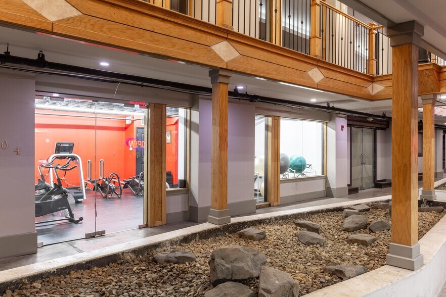 More Photos Of 1463 Market St, Chattanooga Storefront Retail Office For Lease