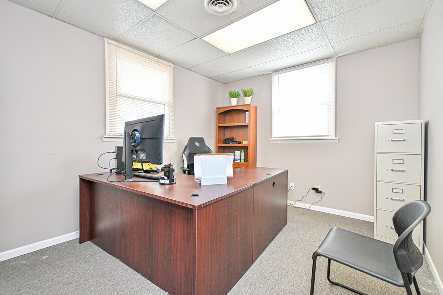 More Photos Of 8240 Clara Ave, Cincinnati Office For Sale