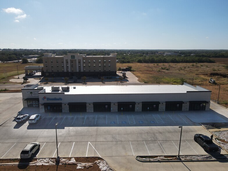 More Photos Of 1702 Louise Ln, Pearsall Storefront For Lease