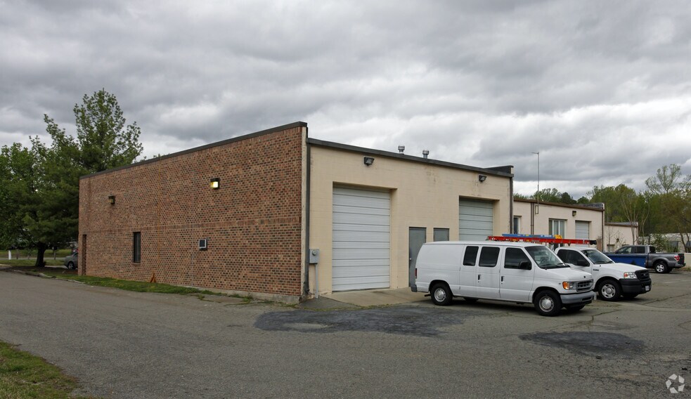 More Photos Of 11034-11038 Lakeridge Pky, Ashland Light Distribution For Lease