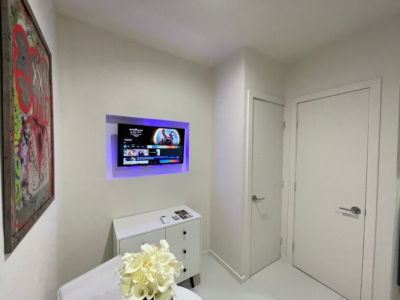 More Photos Of 1829 Fillmore St, Hollywood Hotel For Sale