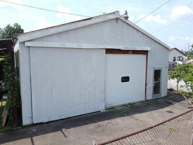 More Photos Of 2209 Camden Ave, Parkersburg Freestanding For Sale