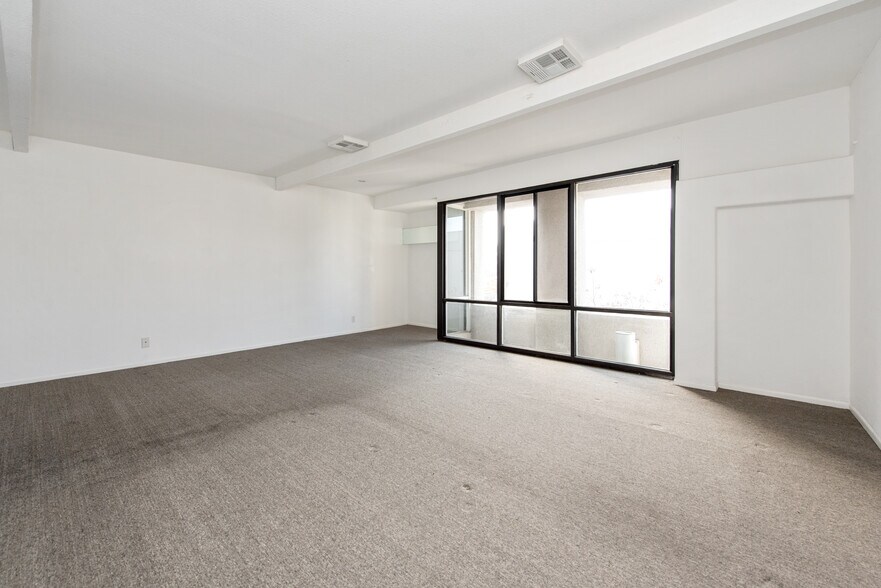 More Photos Of 711 W 17th St, Costa Mesa Light Distribution For Sale