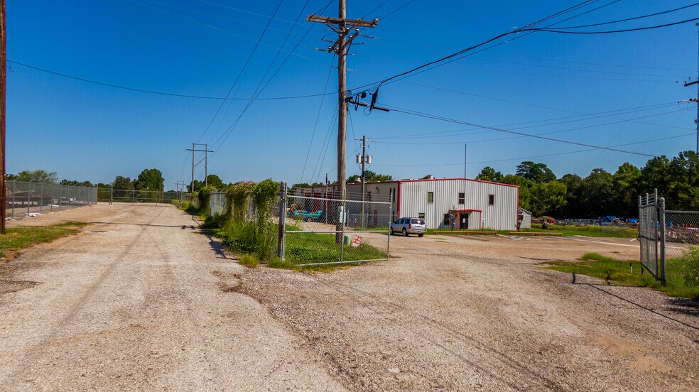 More Photos Of 2103 E SH 31, Kilgore Warehouse For Lease