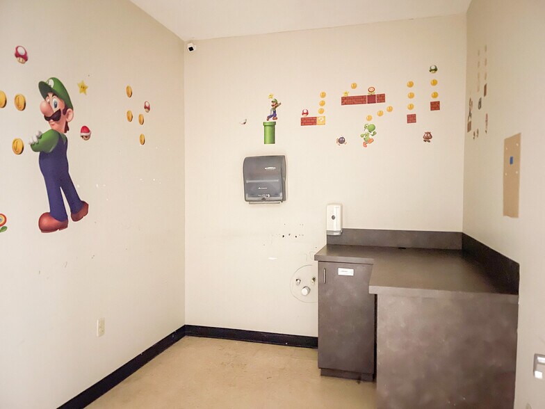 More Photos Of 1702 N Burnside Ave, Gonzales Medical For Lease