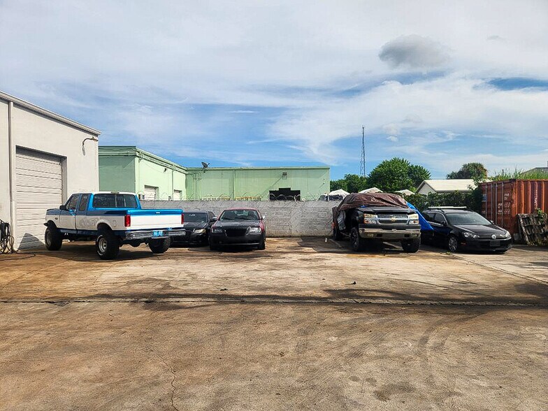 More Photos Of 1440 10th Ct, Lake Park Warehouse For Lease