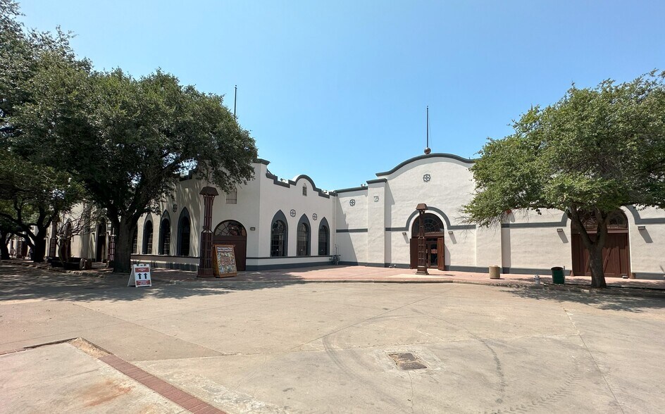 More Photos Of 2501-2519 Rodeo Plz, Fort Worth Storefront For Lease