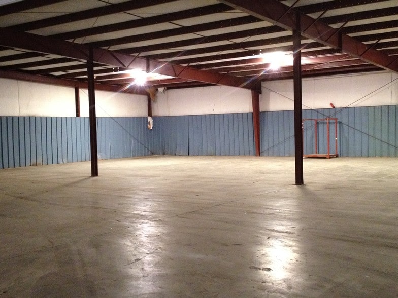More Photos Of 207 Baltic Dr, Weber City Warehouse For Lease