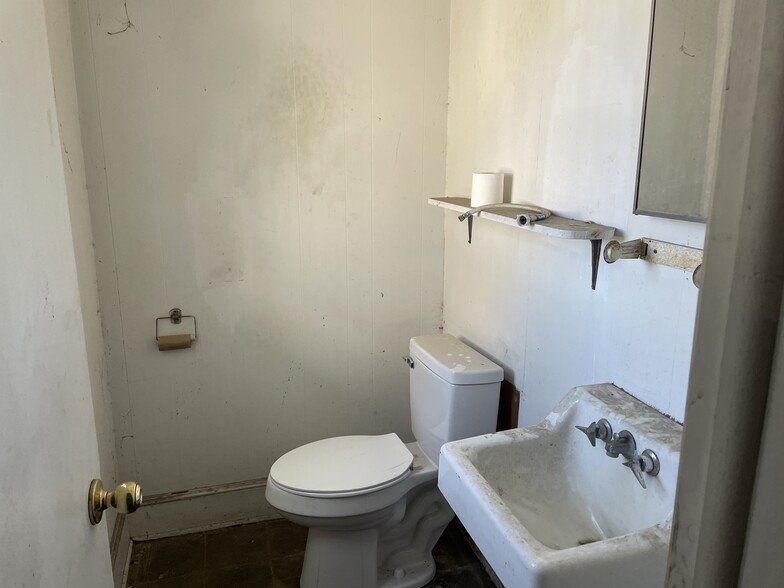 More Photos Of 3310 Fields St, Farmville Warehouse For Sale