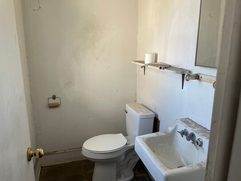 More Photos Of 3310 Fields St, Farmville Warehouse For Lease