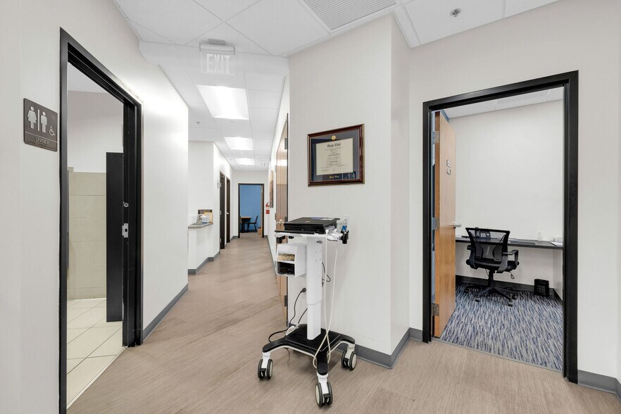 More Photos Of 2222 E Highland Ave, Phoenix Medical For Lease