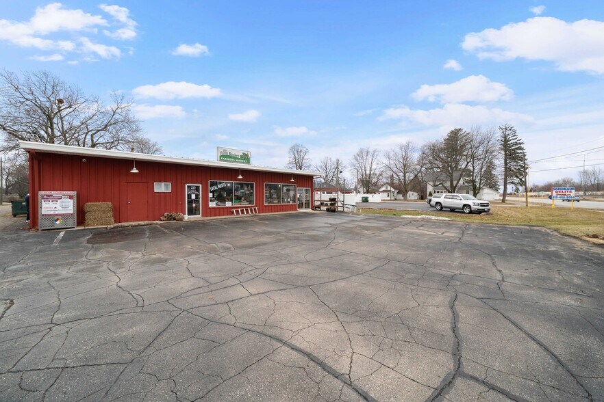 More Photos Of 225 W Market St, Somonauk General Retail For Sale