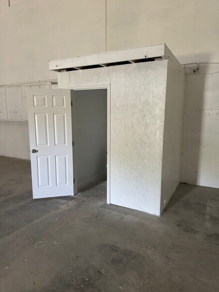 More Photos Of 9161 131st Pl N, Largo Warehouse For Lease