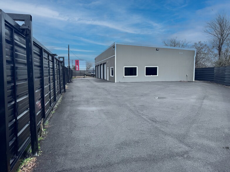 More Photos Of 3220 Bingle Rd, Houston Flex For Sale