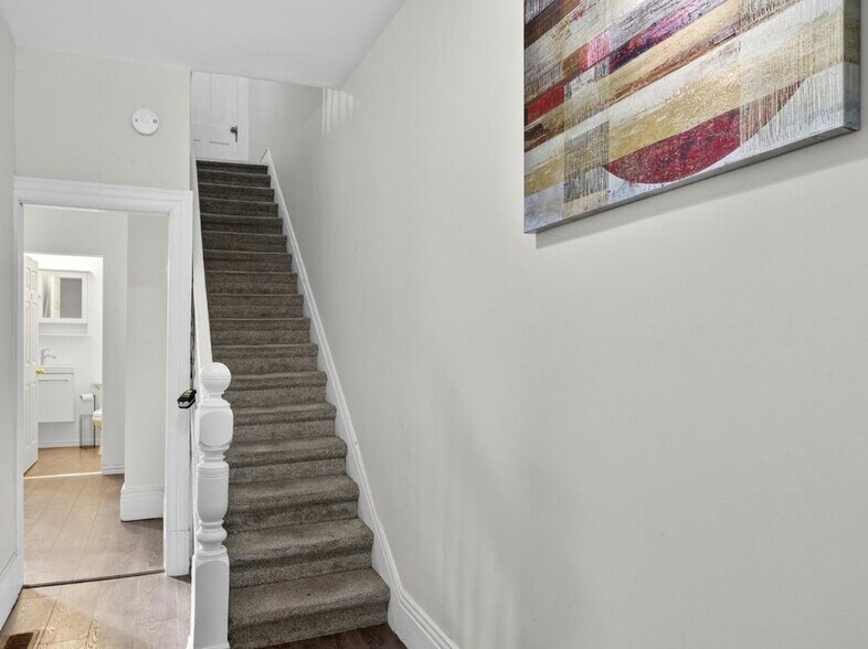 More Photos Of 271 Thomas St, Peterborough Apartments For Sale