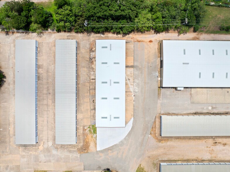 More Photos Of 2703 Commerce St, Marble Falls Warehouse For Lease