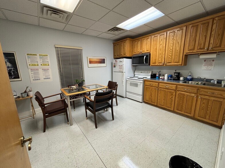 More Photos Of 115 North Blvd, Clinton Office Residential For Sale