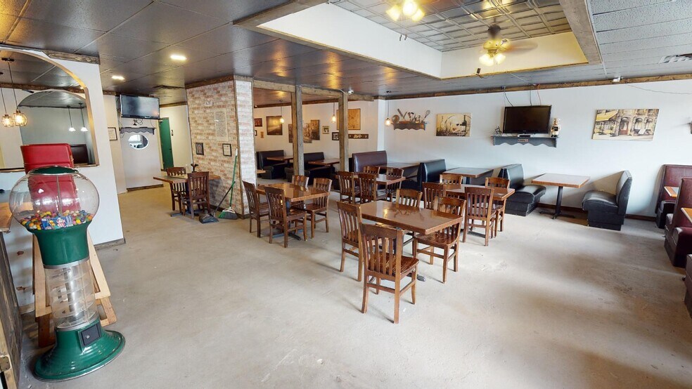 More Photos Of 912 1/2 S Main St, Monticello Storefront For Lease