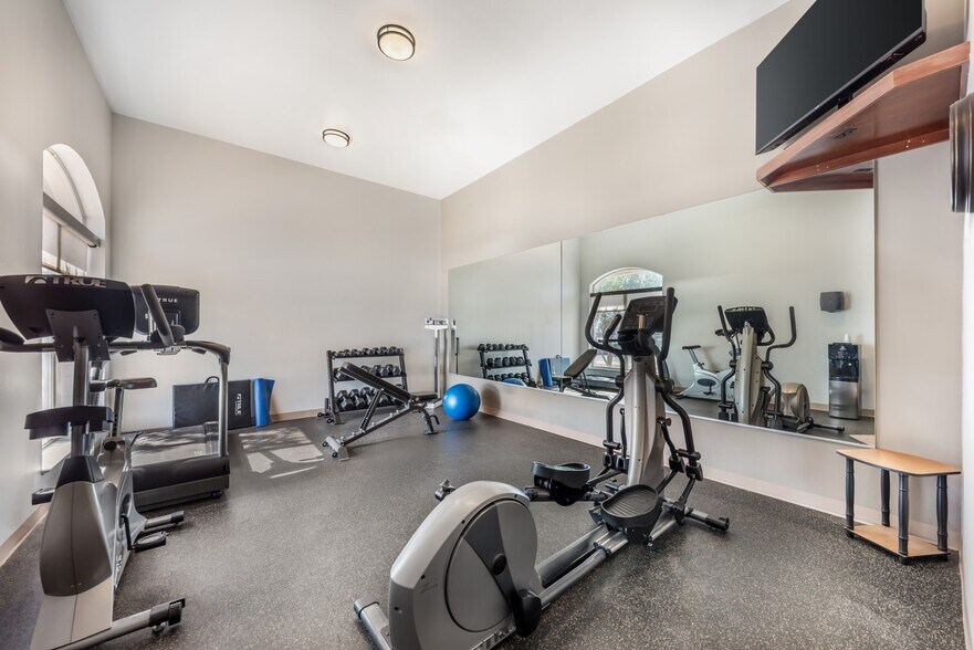 More Photos Of 244 Dos Rios Dr, Junction Hotel For Sale