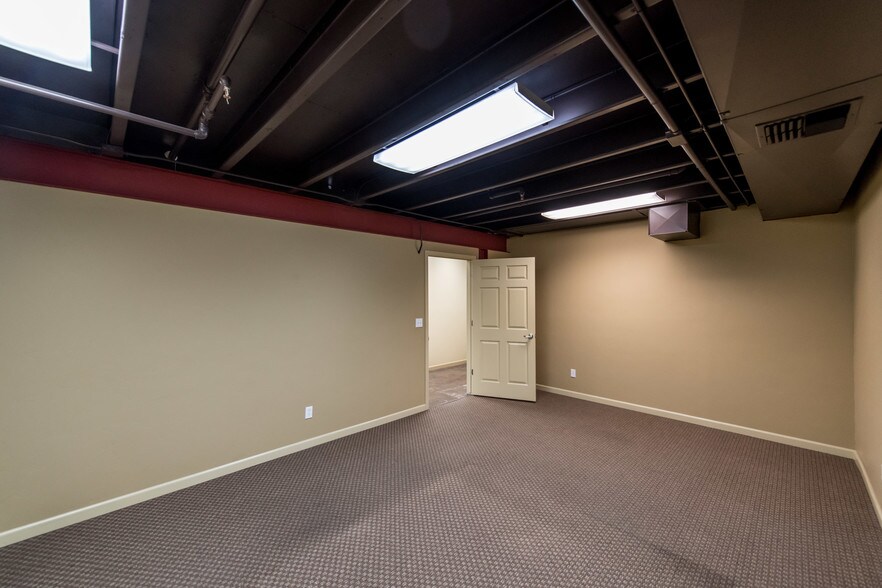 More Photos Of 907-911 Santa Fe Ave, Fresno Flex For Sale