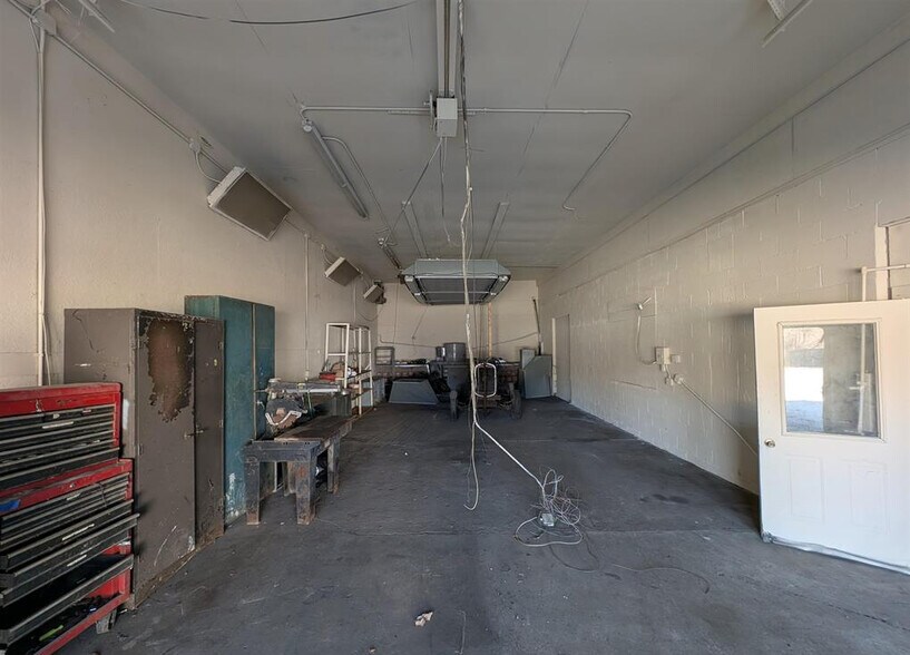 More Photos Of 421 E Moneta Ave, Peoria Heights Self Storage For Lease