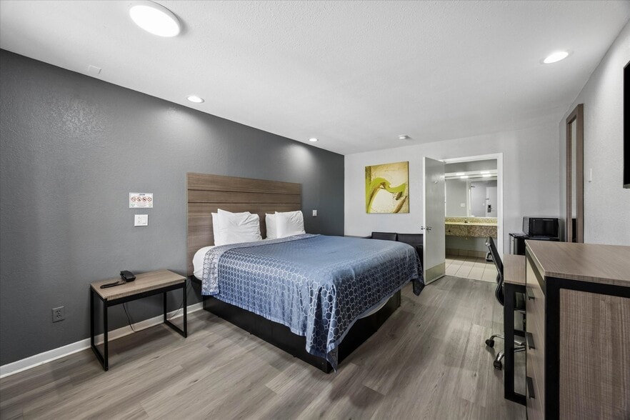 More Photos Of 15101 S Interstate 35, Buda Hotel For Sale