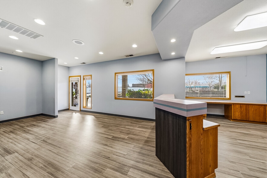 More Photos Of 925 Town Centre Dr, Medford Medical For Lease