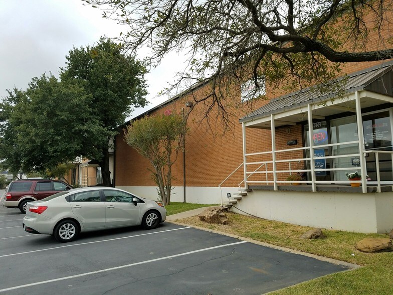 More Photos Of 3002-3014 Avenue E E, Arlington Light Manufacturing For Lease