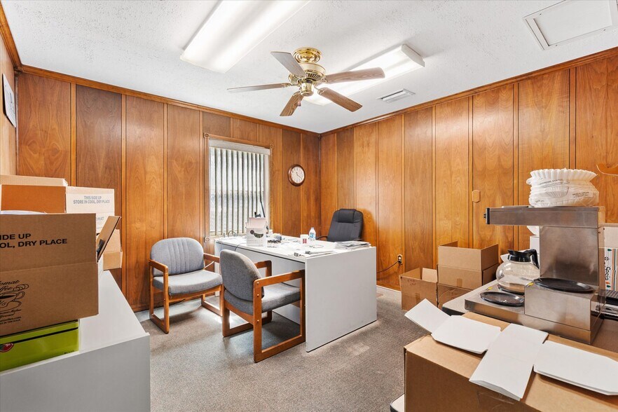 More Photos Of 1103 Thomas Ave, Leesburg Warehouse For Lease