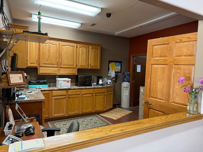 More Photos Of 1651 S 11th St, Nebraska City Showroom For Sale