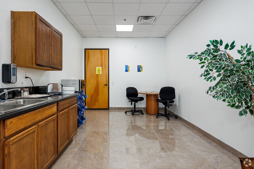 More Photos Of 4050 Premier Dr, Plano Light Manufacturing For Lease