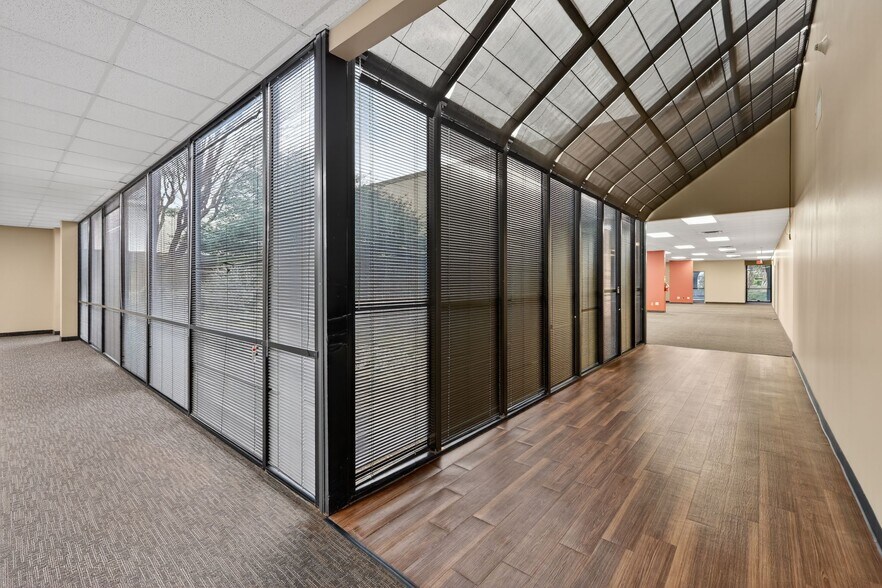 More Photos Of 9250 Amberton Pky, Dallas Medical For Lease