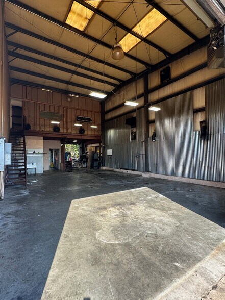 More Photos Of 147 Wayne St, Staten Island Warehouse For Lease