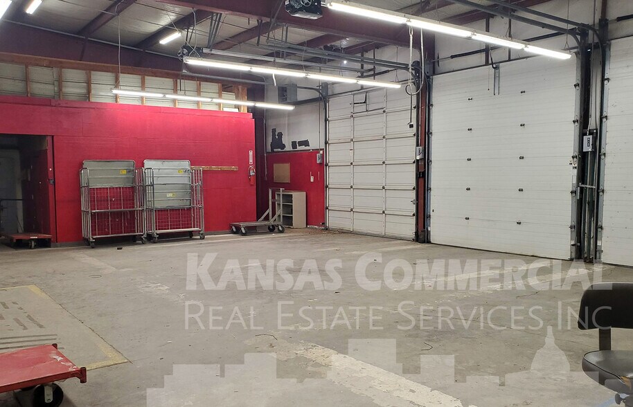 2600 NE Grantville Rd, Topeka, KS 66608 Distribution For Sale