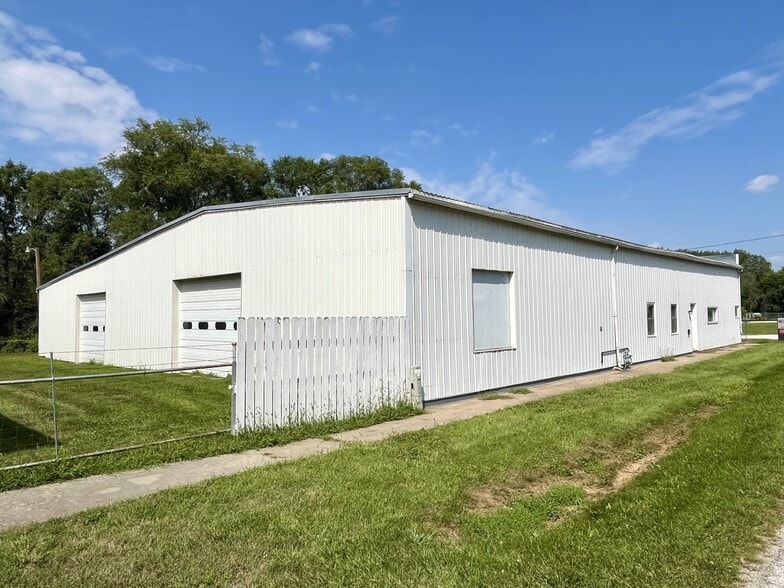 More Photos Of 325 Grand St, Van Meter Flex For Sale