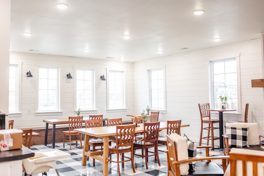 More Photos Of 2015 N Missouri St, Macon Restaurant For Sale