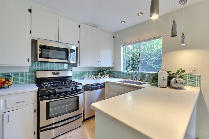 More Photos Of 534 Broadway St, Venice Apartments For Sale