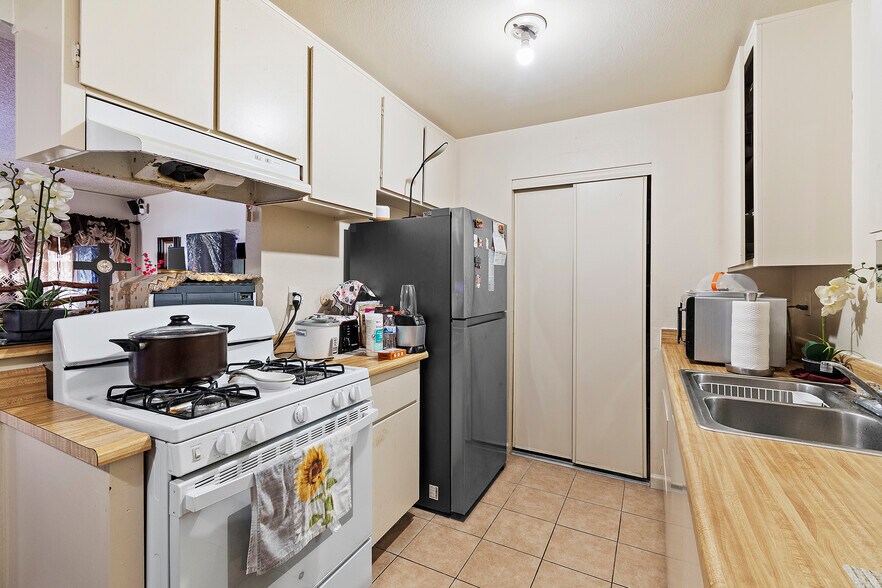 More Photos Of 3300 W Orange Ave, Anaheim Multifamily For Sale